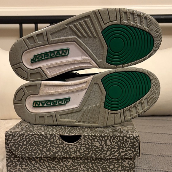 Air Jordan 3 Retro Black and Pine Green - Picture 5 of 8